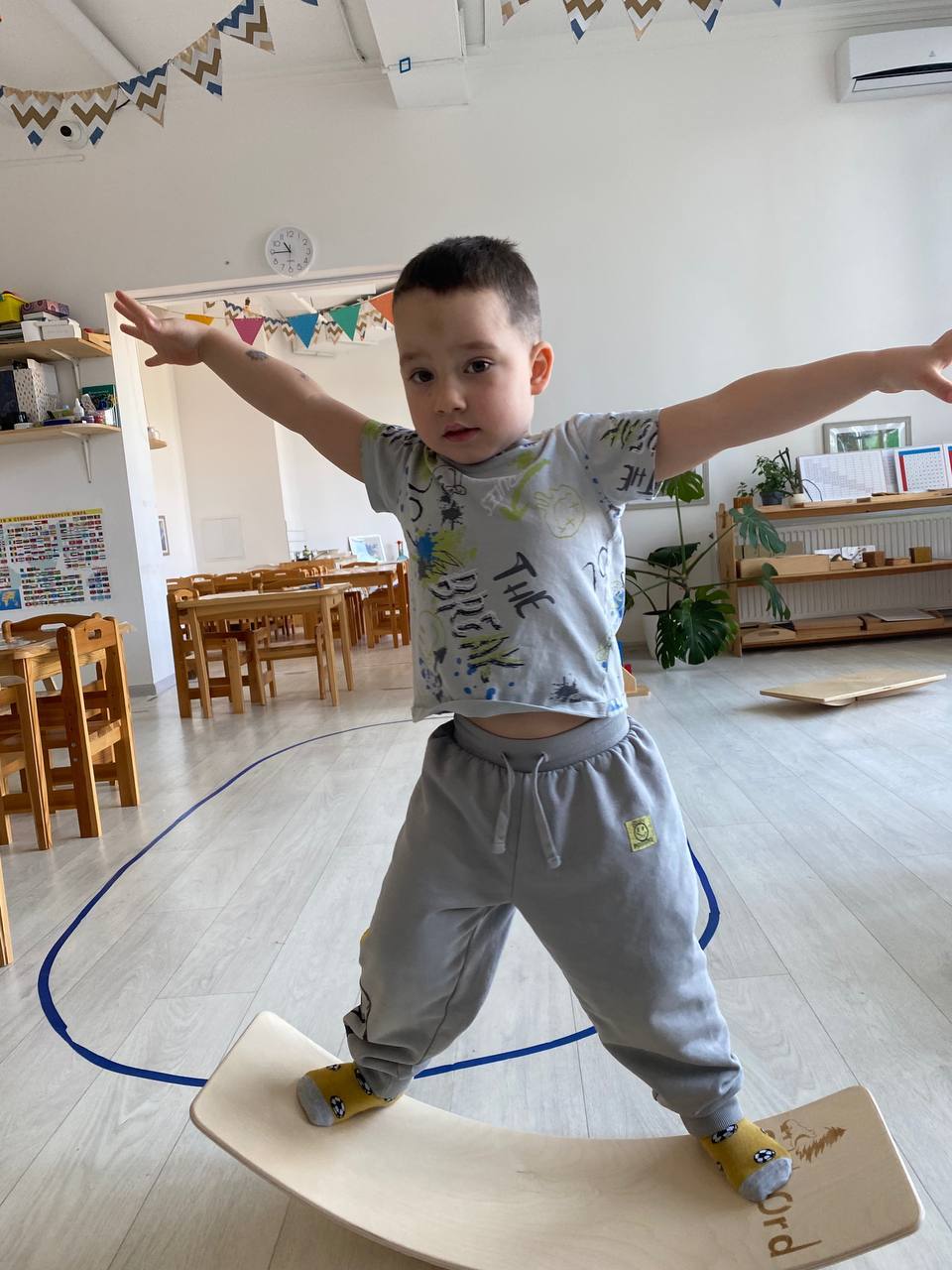 Мальчик занимается с кинетическим песком